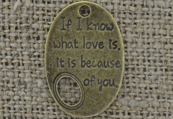 107301 Zawieszka mała owalna napis w kolorze brązu