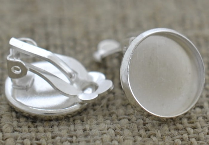 [40463] Klasyczna baza kolczyka klipsa na kaboszon 12mm