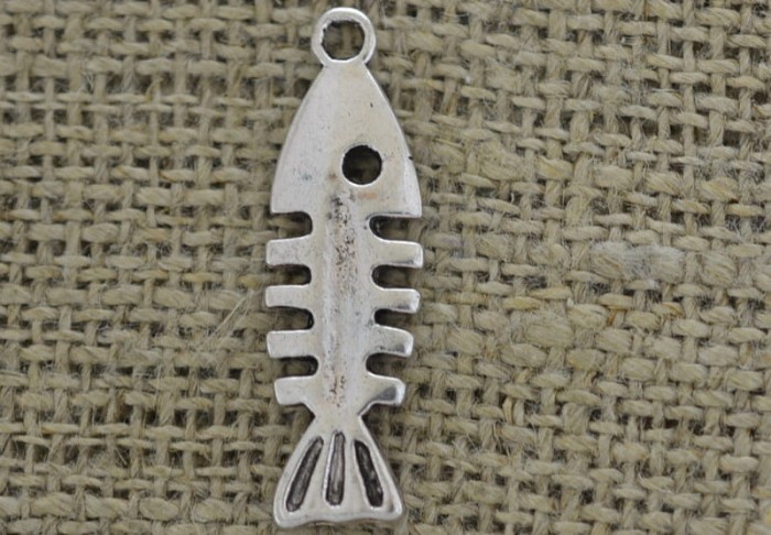 [307400] Zawieszka mała szkilet z ryby w kolorze srebrnym