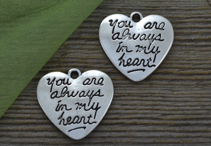307211 Zawieszka mała serduszko z napisem You are always in my heart w kolorze srebrnym