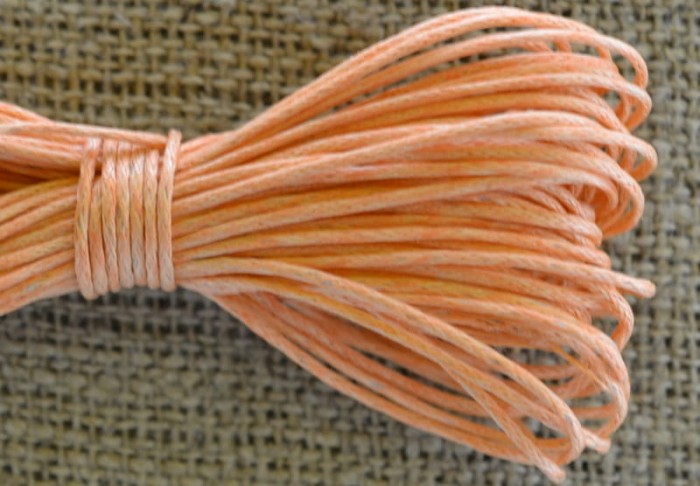 71782 Sznurek woskowany brzoskwiniowy 1mm 7 metrów