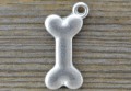 307225 Zawieszka mała kość w kolorze srebrnym 2szt