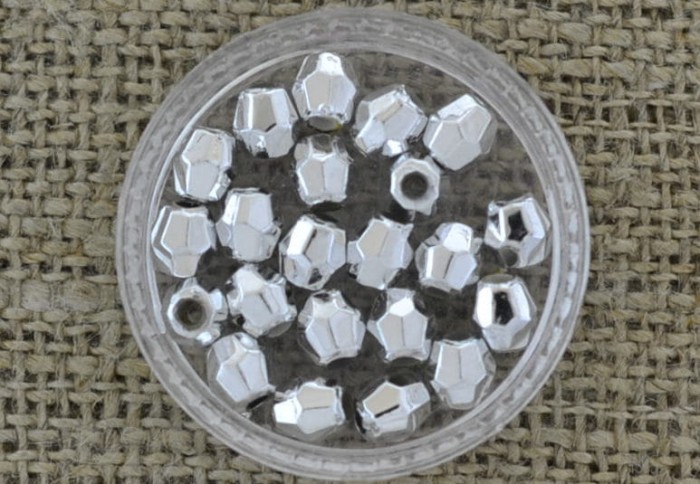 702544 Koralik akrylowy fasetowany beczka 5*4mm w kolorze srebrnym 50szt