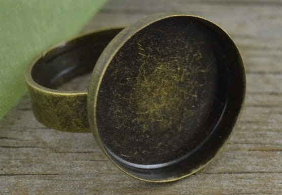 10311 Klasyczna baza pierścionka w kolorze brązu na kaboszon 18mm