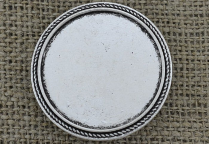  50219 Ozdobna baza broszki w kolorze srebrnym na kaboszon 30mm