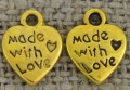 [207124] Zawieszka mała serduszko z napisem "made with love" w kolorze złotym