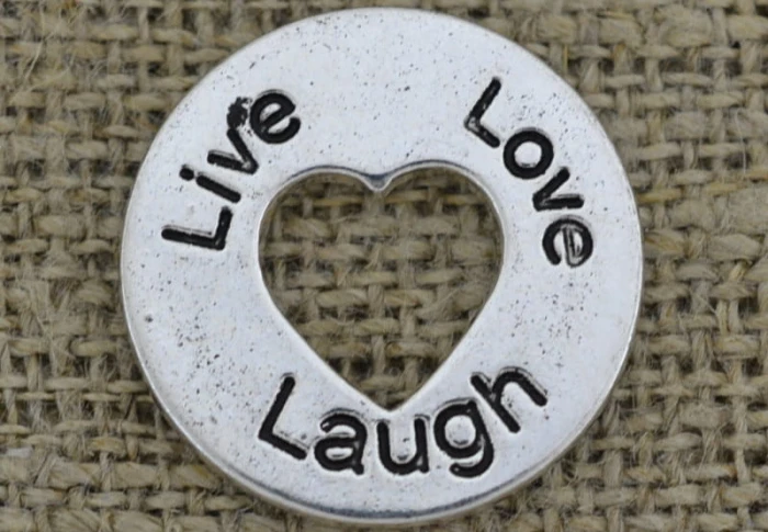 312149 Element ozdobny moneta z sercem Live Love w kolorze srebrnym