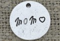  307365 Zawieszka mała moneta z napisem momo w kolorze srebrnym