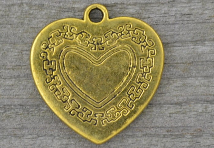20702 Zawieszka mała serce w kolorze starego złota 