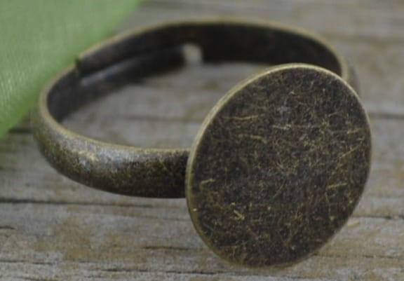 10331 Klasyczna baza pierścionka w kolorze brązu na kaboszon 12mm 