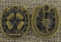 [107168] Zawieszka mała koniczynka w podkowie w kolorze brązu