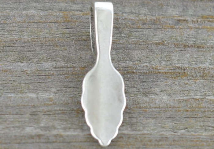 57106 Krawatka klasyczna do naklejania 26mm w kolorze srebra