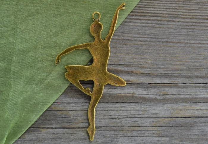 10873 Zawieszka duża baletnica płaska w kolorze brązu