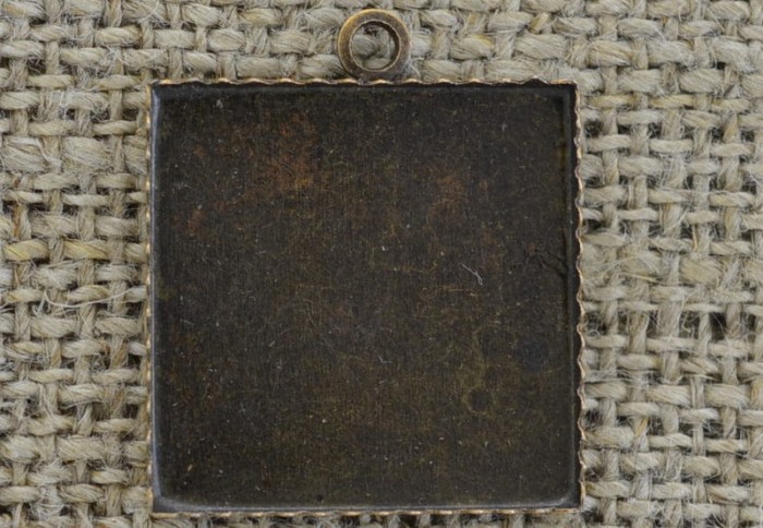 101178 Klasyczna baza medalionu w kolorze brązu na kaboszon kwadratowy 20mm