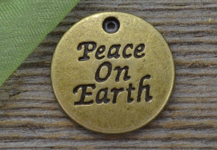 107234 Zawieszka mała moneta Peace on Earth w kolorze brązu