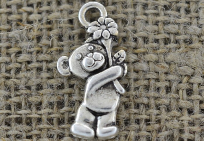 30715 Zawieszka mała miś z kwiatuszkiem w kolorze srebra 4 szt