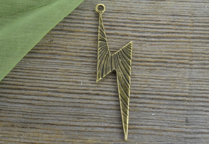 10900 Zawieszka duża piorunek w kolorze brązu