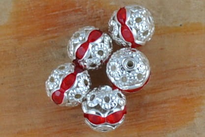 {90601} Koralik metalowy z czerwonymi cyrkonami 8mm 2szt