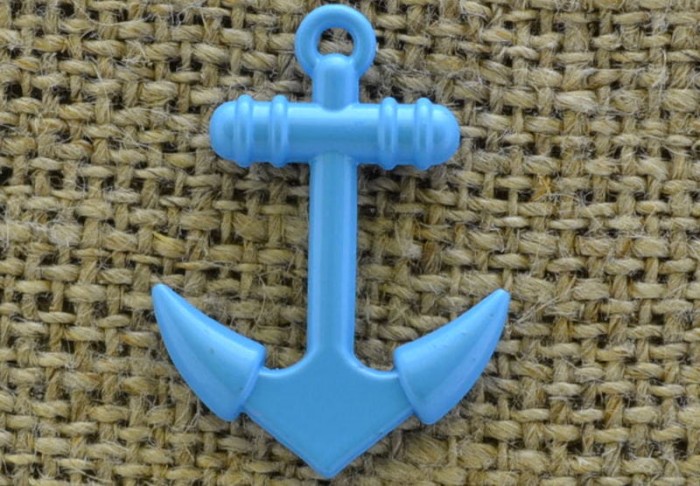 -0737 Zawieszka mała kotwica w kolorze niebieskim 