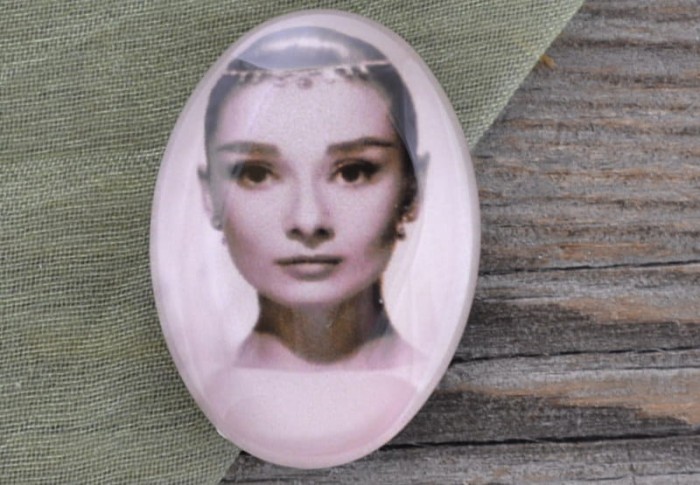 046116 Kaboszon szklany z obrazkiem Audrey Hepburn 25*18mm