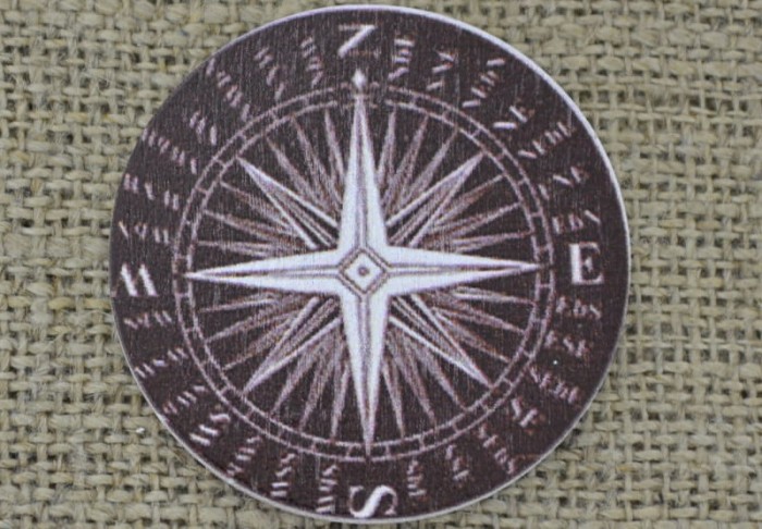 04639 Kaboszon drewniany z obrazkiem 41mm kompas