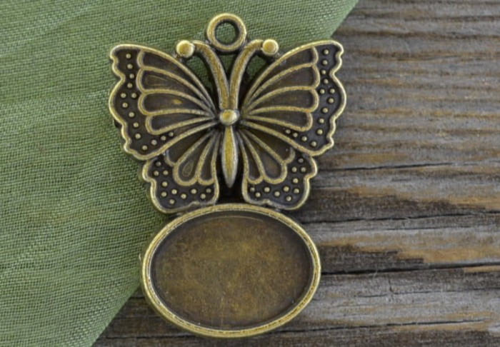 10188 Ozdobna baza medalionu w kolorze brązu na kaboszon 14*10mm 2szt 