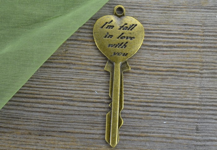 10893 Zawieszka duża klucz w kształcie serduszka z napisem Im fall in love with you w kolorze brązu