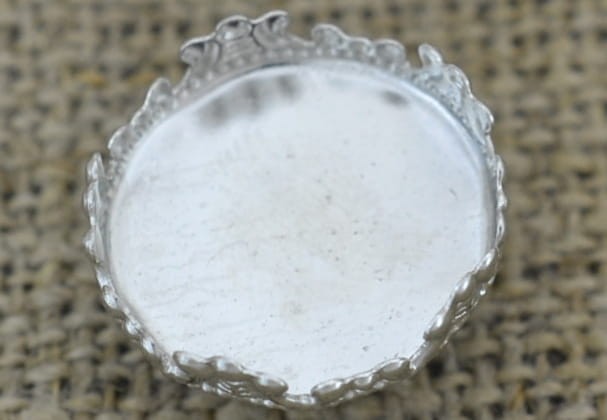  31835 Ozdobny nap na kaboszon 18mm w kolorze srebrnym
