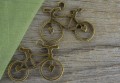 107250 Zawieszka mała rower z serduszkiem w kolorze brązu 2szt