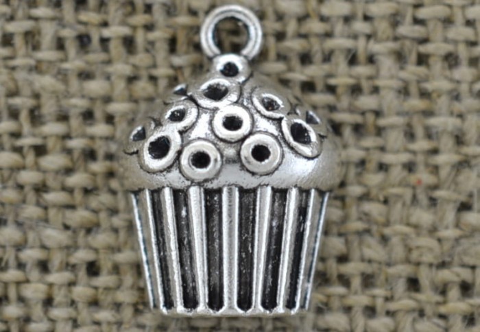 307309 Zawieszka mała muffinek w kolorze srebrnym