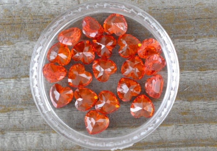 550179 Cyrkonie serduszka duże 5*5mm pomarańczowe 4szt