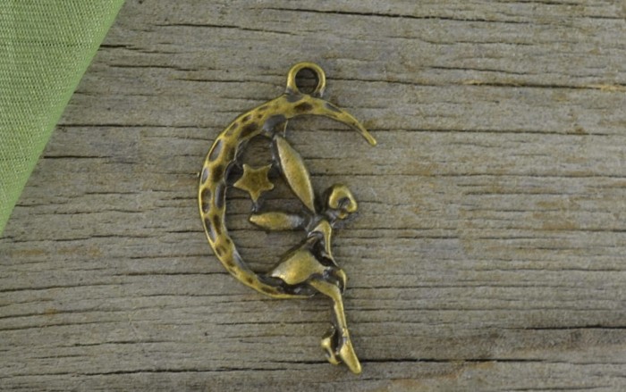 107130 Zawieszka mała rusałka na księżycu w kolorze brązu 2szt