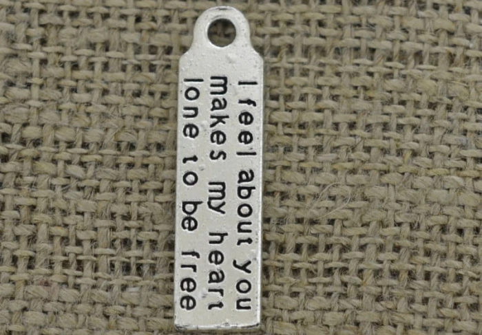 [307399] Zawieszka mała z napisem "I feel..." w kolorze srebrnym