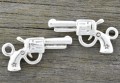307135 Zawieszka mała pistolet w kolorze starego srebra 3szt