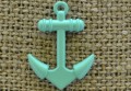 -0735 Zawieszka mała kotwica w kolorze miętowym