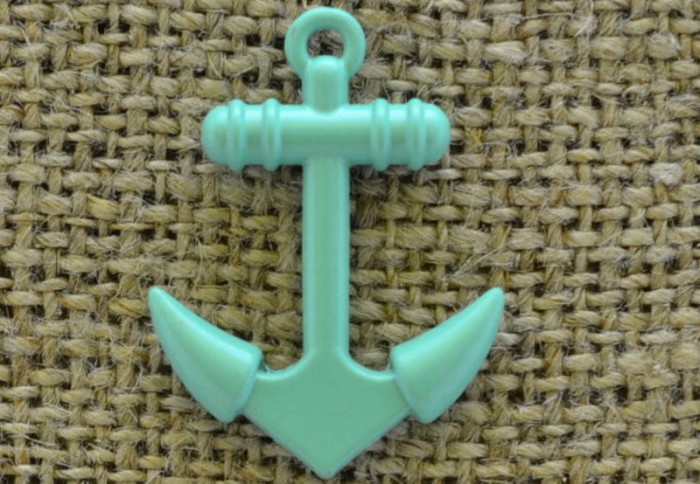 -0735 Zawieszka mała kotwica w kolorze miętowym