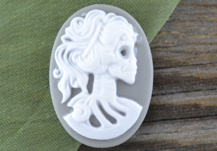 03619 Kamea kobieca czaszka biała na szarym tle 18*25mm