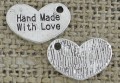 [307369] Zawieszka mała serce "Hand Made With Love" w kolorze srebrnym