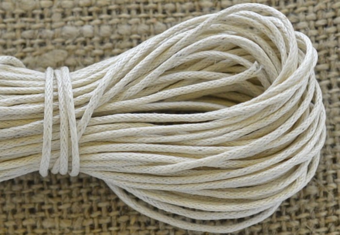 71719 Sznurek woskowany beżowy 1mm 7 metrów