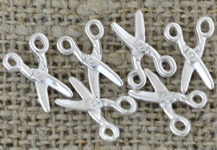 30732 Zawieszka mała nożyce w kolorze srebrnym