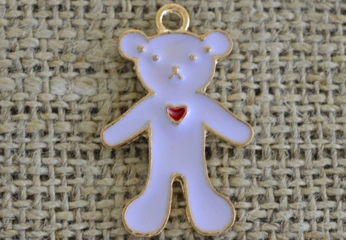 70732 Zawieszka emaliowana miś w kolorze lawendowym