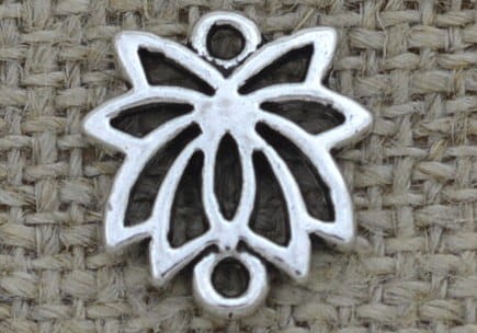 Łącznik ozdobny kwiatek kolor srebrny 2szt