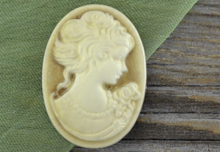 03609 Kamea klasyczna biała na tle w kolorze cappuccino 18*25mm