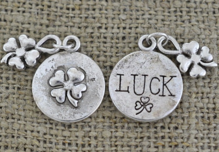 307325 Zawieszka mała moneta z napisem LUCK w kolorze srebrnym