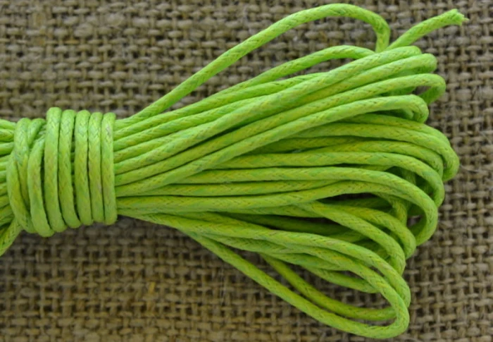 71788 Sznurek woskowany seledynowy 1,5mm 4 metry