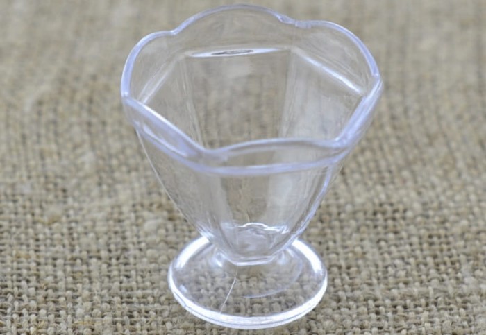 61489 Miniaturowy pucharek plastikowy