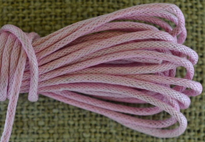 71765 Sznurek woskowany różowy 2mm 3 metry
