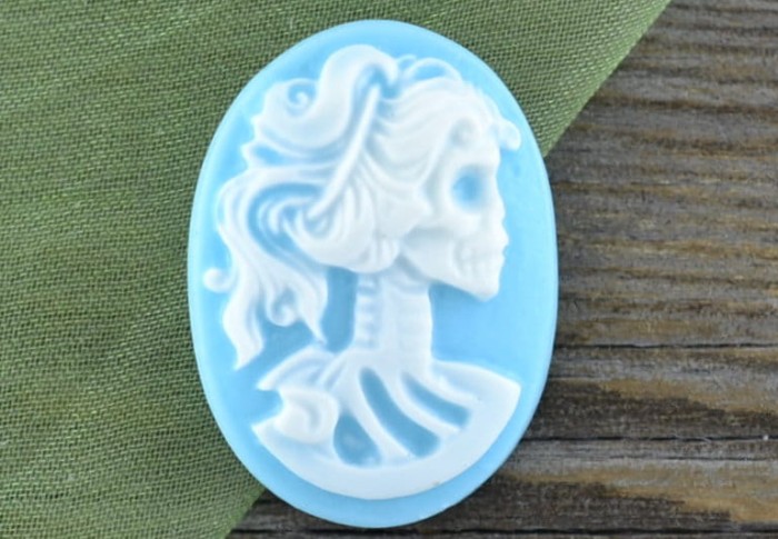 03618 Kamea kobieca czaszka biała na turkusowym tle 18*25mm
