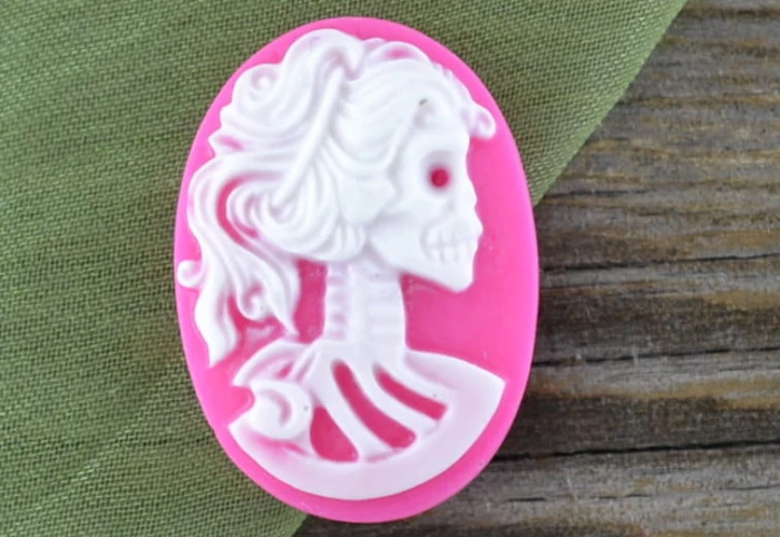 03621 Kamea kobieca czaszka biała na różowym tle 18*25mm