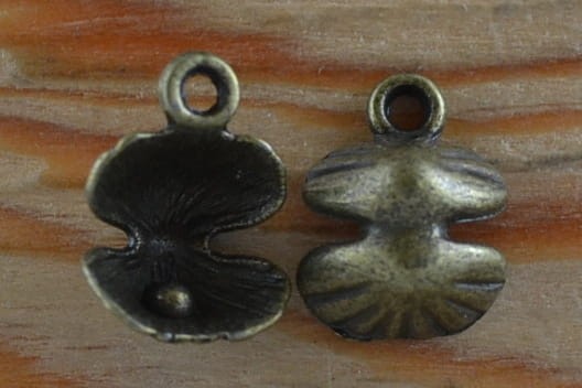 {10708} Zawieszka muszla z perłą w kolorze brązu 3szt 